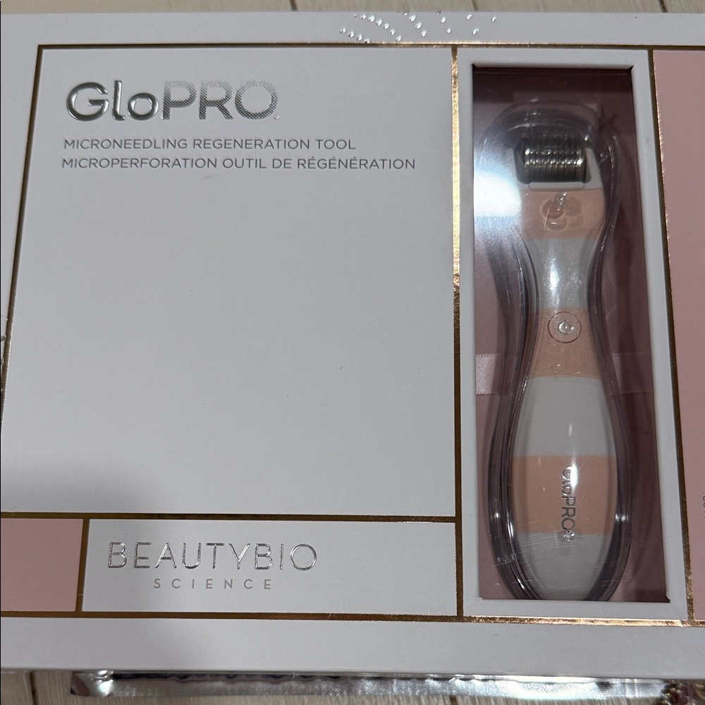 GloPRO Microneedling Regeneration Tool - White and Silver